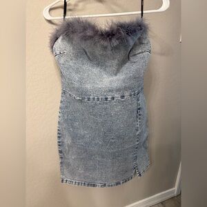 Forever 21 light wash Denim Dress with Fur Trim size Large. Fits like a size 6
